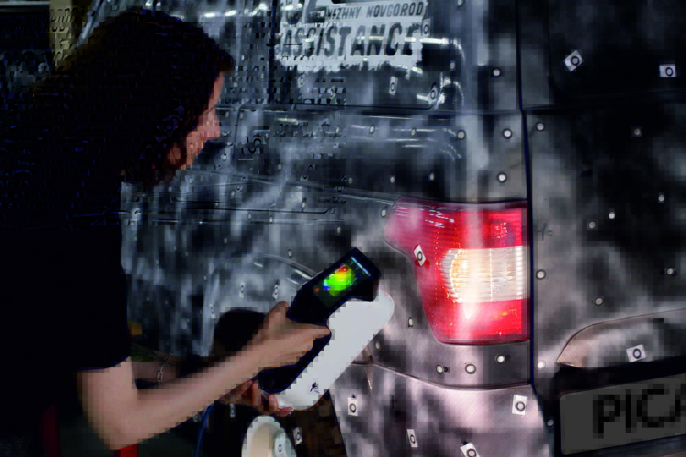 Image 3. Scanning the vehicle with the Calibry 3D scanner picaso-3.jpg